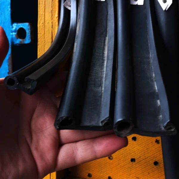 PERFIL EN CAUCHO SBR PARA PUERTA DE CAMARA TF329 X 5MT